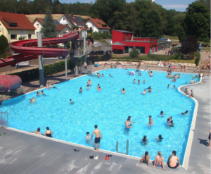 Blick auf das Schwimmbecken im Freibad St. Wendel.